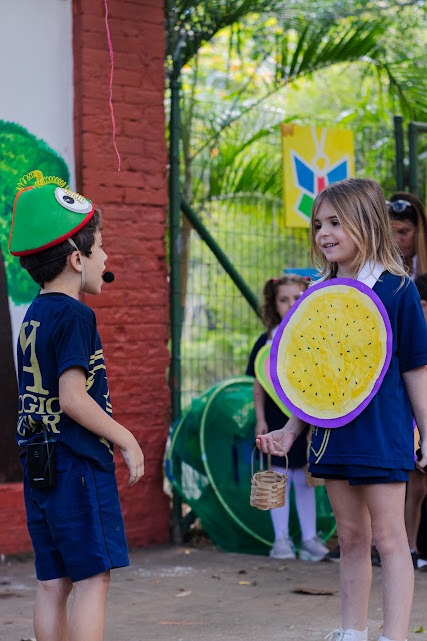 Crianças da Educação Infantil interagindo em atividade lúdica