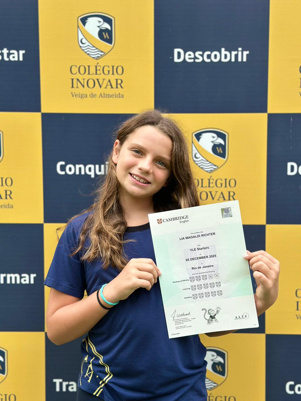 Aluna dos Anos Finais celebrando certificação de língua inglesa