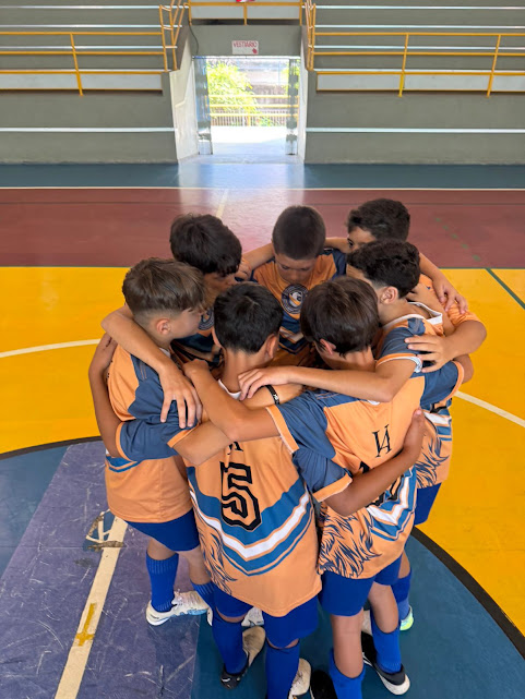 Alunos dos Anos Iniciais reunidos em atividade esportiva